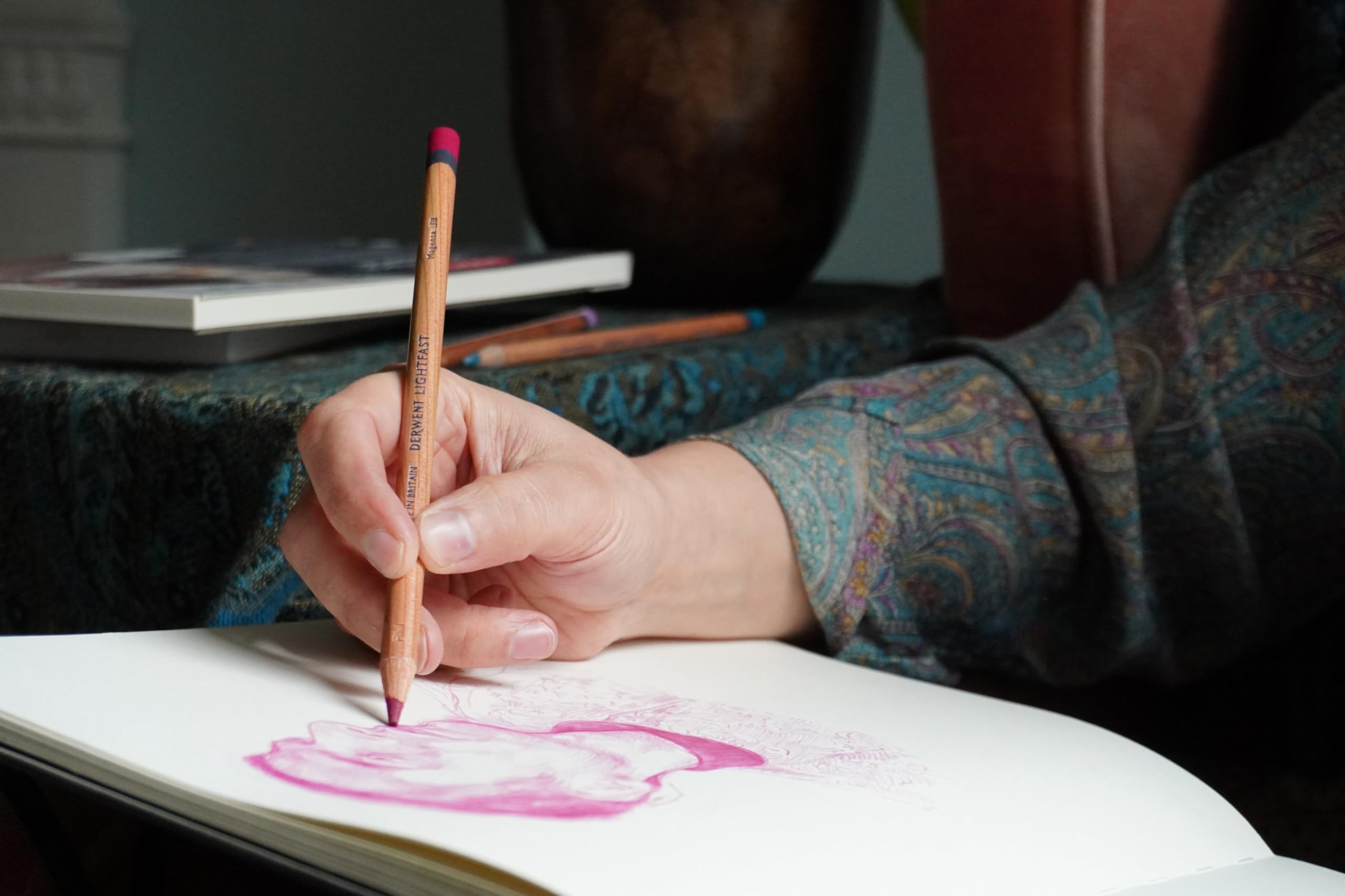 Derwent Lightfast Colored Pencils 12 Tin, Set of 12, 4mm Wide Core, 100% Lightfast, Oil-based, Premium Core, Creamy, Ideal for Drawing, Coloring, Professional Quality (2302719) - Image 10